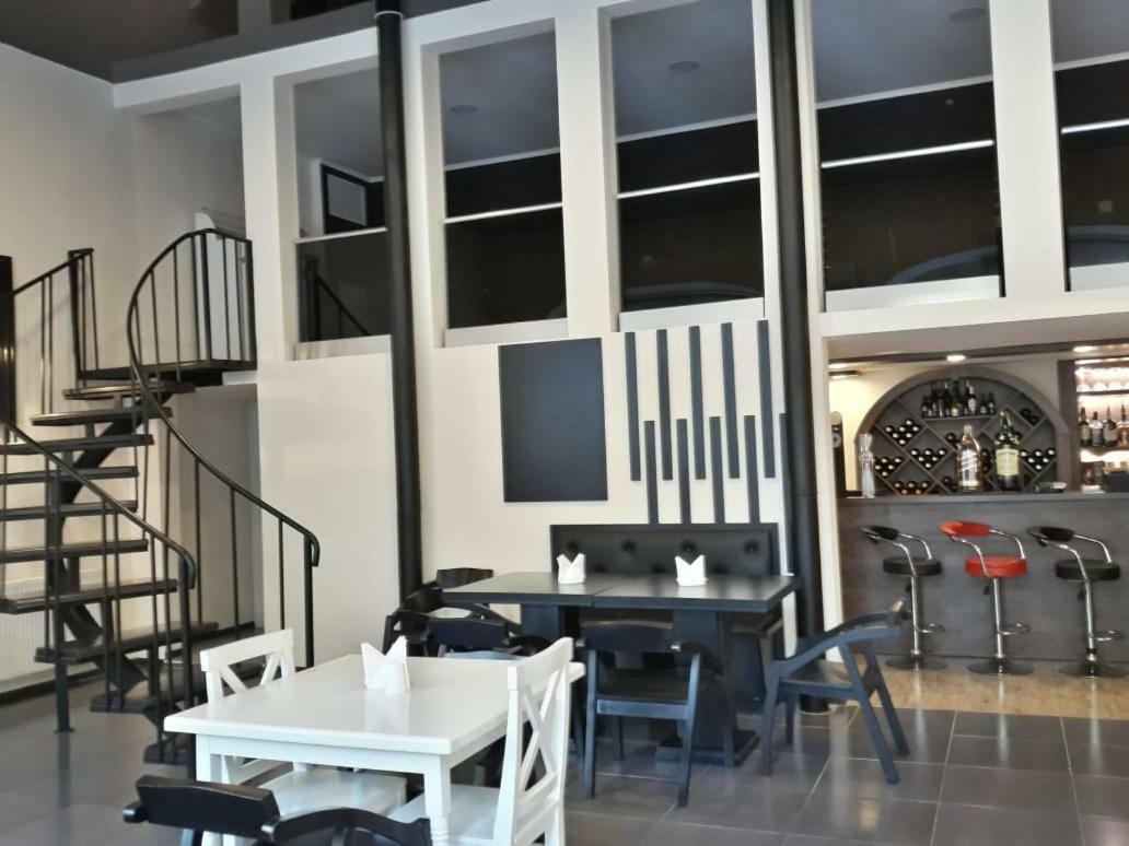 Hotel R And B à Bordjomi Extérieur photo